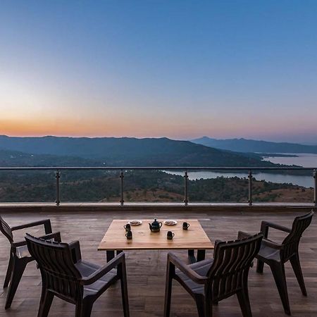 Eyes On The Lake By Stayvista - A Hillside Villa With A Captivating View Of The River Пуна Экстерьер фото