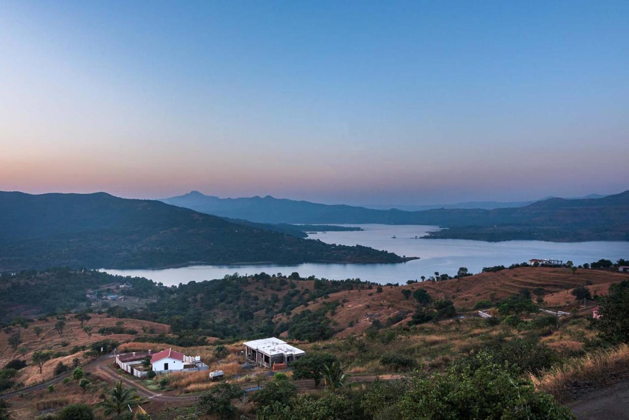 Eyes On The Lake By Stayvista - A Hillside Villa With A Captivating View Of The River Пуна Экстерьер фото